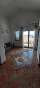 salon z kanapą i podłogą wyłożoną kafelkami w obiekcie Villa Dobra Family Apartments w mieście Vir
