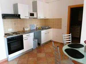 Kuchnia lub aneks kuchenny w obiekcie Villa Dobra Family Apartments