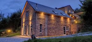 Fosses-La-VilleDomaine Le Haut-Vent的砖屋,旁边灯