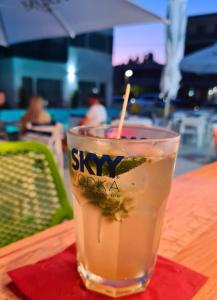 uma bebida num copo sentado numa mesa em Bunga Bunga Resort Mamaia Nord em Mamaia Nord – Năvodari