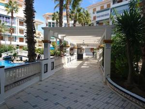 Bazén v ubytovaní Apartment near La Mata beach alebo v jeho blízkosti
