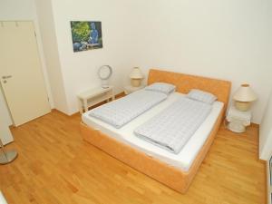 sypialnia z łóżkiem, 2 stołami i lustrem w obiekcie Casa Robinia App 4000 w mieście Locarno
