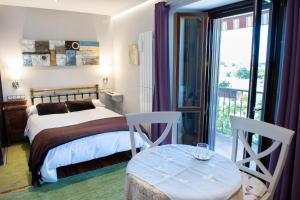 Postel nebo postele na pokoji v ubytování Hostal Rural Txapi Txuri Logis Hotels + 37 fotografií