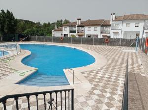 duży błękitny basen na dziedzińcu w obiekcie Balcón de El Bosque w mieście El Bosque