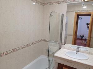 W łazience znajduje się prysznic, umywalka i wanna. w obiekcie Balcón de El Bosque w mieście El Bosque