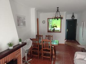 uma sala de estar com mesa e cadeiras em Balcón de El Bosque em El Bosque