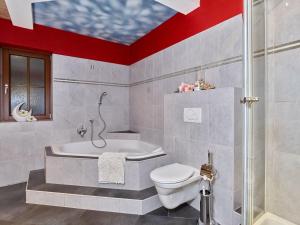 Un baño con bañera y WC. en Landhaus Ötztalblick, en Längenfeld 53 fotos más
