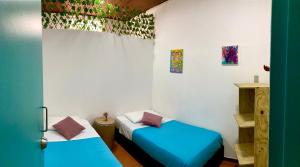Postel nebo postele na pokoji v ubytování Hostal Macondo Bogotá + 37 fotografií