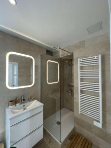 Ένα μπάνιο στο Appartement Dampierre en yvelines