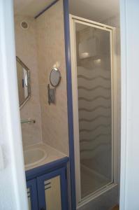 a bathroom with a shower and a sink and a shower at Lara 6 - Grand T2 Terrasse Loggia - WC indép - Parking - Quartier calme entre centre-port et île des Loisirs plage Richelieu in Cap d'Agde