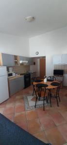 Kuchnia lub aneks kuchenny w obiekcie Villa Dobra Family Apartments