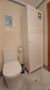 タヴィラにあるQuinta Velha 22の部屋にある白いトイレ付きのバスルーム