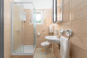 Et badeværelse på Apartment Fiorella + 13 billeder