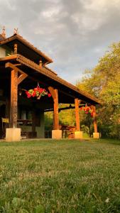 - un pavillon avec une table et des fleurs dans l'établissement Szejke Villa, à Odorheiu Secuiesc