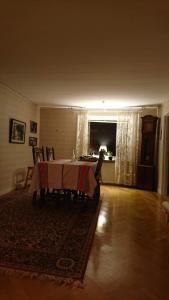 een eetkamer met een tafel en stoelen in een kamer bij Mysig villa i naturen in Glimåkra