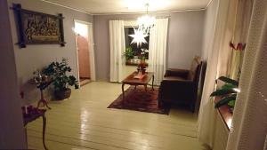 een woonkamer met een bank en een tafel bij Mysig villa i naturen in Glimåkra