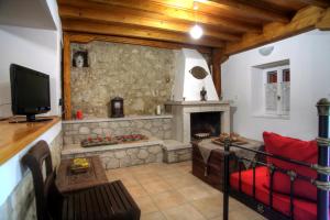 A television and/or entertainment centre at Menelia Cottage