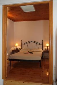 A bed or beds in a room at Menelia Cottage