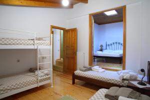 A bed or beds in a room at Menelia Cottage