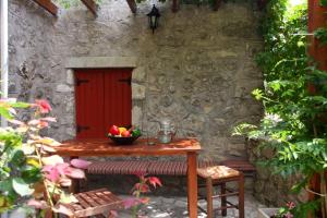 A garden outside Menelia Cottage