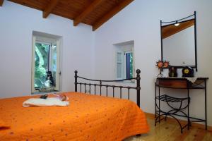 A bed or beds in a room at Menelia Cottage