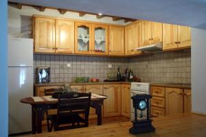A kitchen or kitchenette at Menelia Cottage