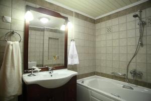 A bathroom at Menelia Cottage Még 21 kép