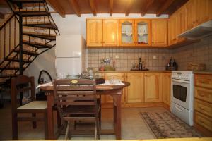 A kitchen or kitchenette at Menelia Cottage