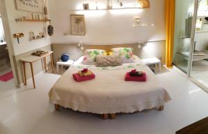 una camera da letto con un letto con due vassoi sopra di Boheme 4 personnes ( 2 chambres ) a Saint-François