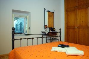 A bed or beds in a room at Menelia Cottage