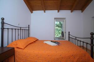 A bed or beds in a room at Menelia Cottage