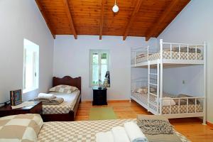 A bed or beds in a room at Menelia Cottage