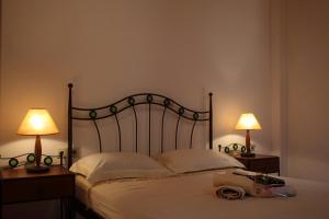 A bed or beds in a room at Menelia Cottage