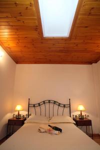 A bed or beds in a room at Menelia Cottage
