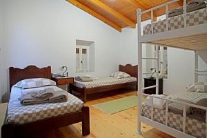 A bed or beds in a room at Menelia Cottage