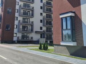 an empty street in front of a building at APARTAMENT E'SPECIAL No3 ALBA IULIA in Alba Iulia