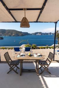 uma mesa e cadeiras com vista para a água em Maridea - Les Suites Du Soleil em Ponza