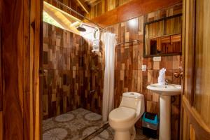 Koupelna v ubytování Arenal Rústic Lodge + 110 fotografií