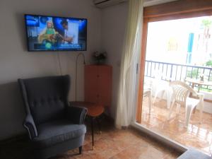 Televízia a/alebo spoločenská miestnosť v ubytovaní Apartment near La Mata beach