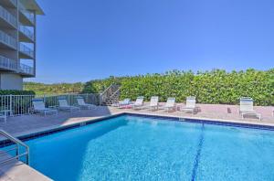 Bazén v ubytování Quiet Ocean-View Getaway at Beachfront Resort nebo v jeho okolí