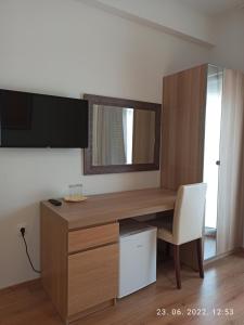 a desk with a mirror and a chair in a room at Apartmant & rooms Villa Rosa Medulin in Pomer