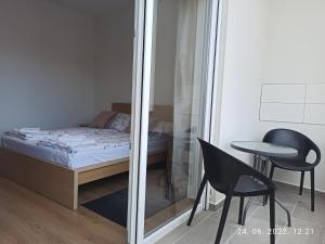 een slaapkamer met een spiegel, een bed en een tafel bij Apartmant & rooms Villa Rosa Medulin in Pomer