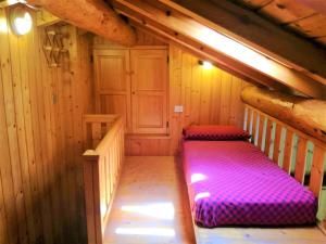 Un pat sau paturi într-o cameră la Lovely Attic-Studio near Bormio