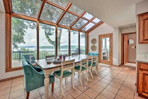een keuken en eetkamer met een tafel en stoelen bij Spacious Beaver Lake Home with Stunning Views! in Garfield