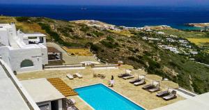 widok z powietrza na ośrodek z basenem w obiekcie Villa Mira Paros - Luxury Suites w mieście Paros
