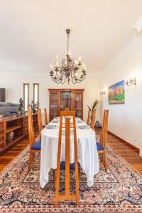 吉馬良斯的住宿－Casa 141- familiar conforto paz e bem-estar，一间带桌椅的用餐室