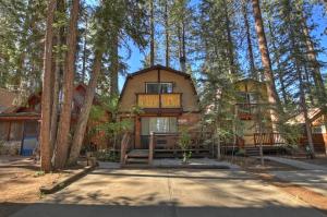 Imagen de la galería de Summit Happy Cabin with HOT TUB! HIGH SPEED EV HOOKUP, CLOSE TO SLOPES, en Big Bear Lake