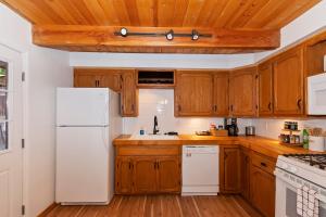 Η κουζίνα ή μικρή κουζίνα στο Summit Happy Cabin with HOT TUB! HIGH SPEED EV HOOKUP, CLOSE TO SLOPES +20 φωτογραφίες