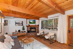 uma sala de estar com um sofá e uma lareira em Summit Happy Cabin with HOT TUB! HIGH SPEED EV HOOKUP, CLOSE TO SLOPES em Big Bear Lake