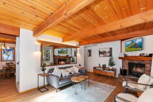 Χώρος καθιστικού στο Summit Happy Cabin with HOT TUB! HIGH SPEED EV HOOKUP, CLOSE TO SLOPES